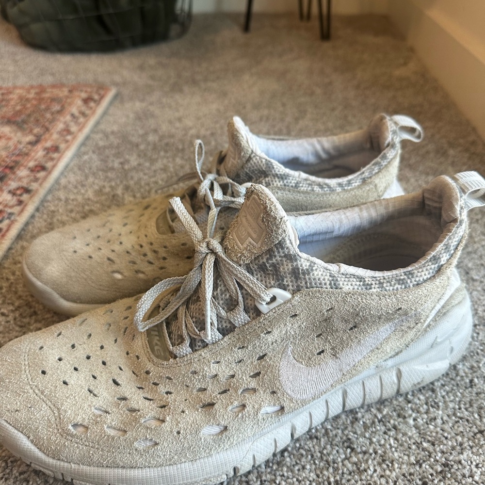 Men’s Nike Frees Size 11